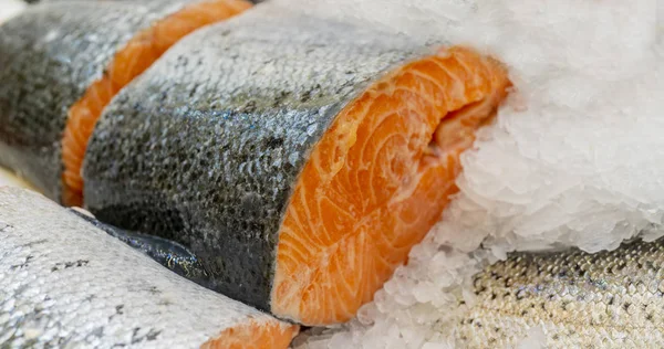 mağazada satılan soğutulmuş balık yakın çekim