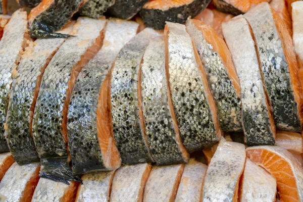 mağazada satılan soğutulmuş balık yakın çekim