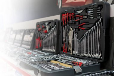 bilgisayar beyaz zemin üzerine