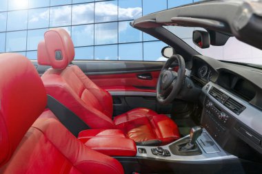 kırmızı deri koltuklar ile modern araba iç