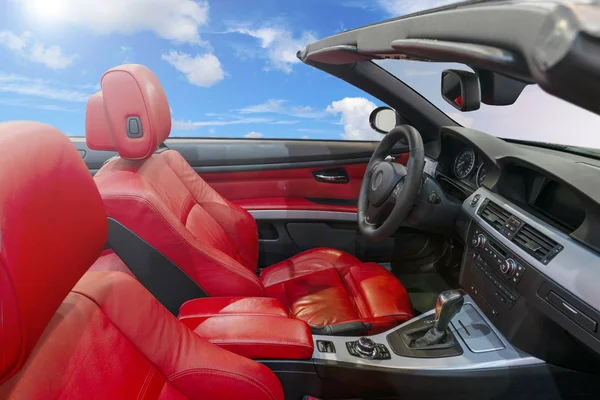 Interno di auto moderne con sedili in pelle rossa — Foto Stock