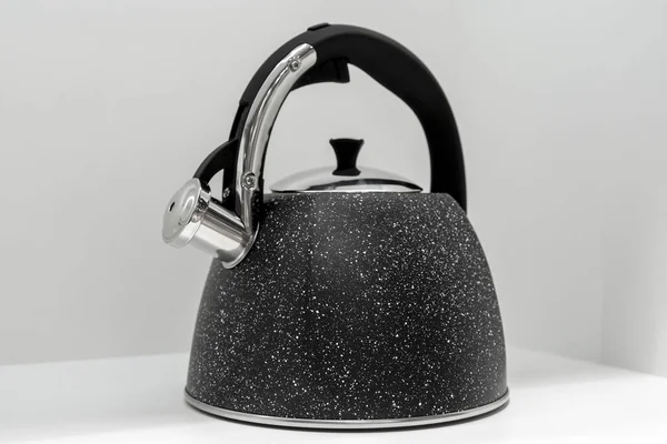 Чорний Чайник Свистів Ізольований Білому Тлі — стокове фото