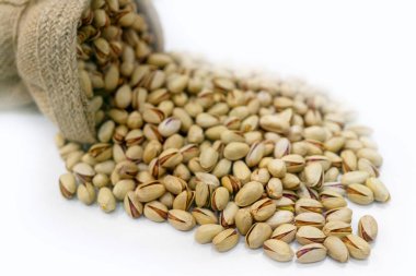 Beyaz arkaplanda izole edilmiş buğday tohumları yığını