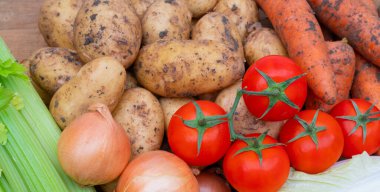 Pazarda taze sebzeler