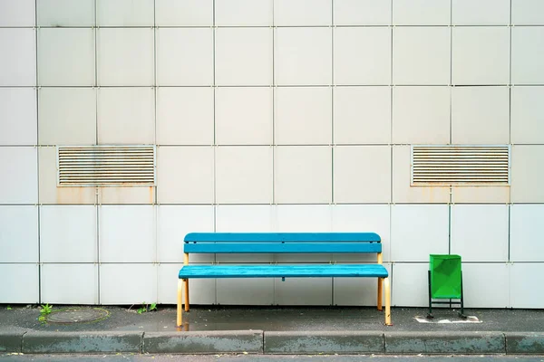 Banc Bleu Bois Sur Fond Mur Urne Ville — Photo