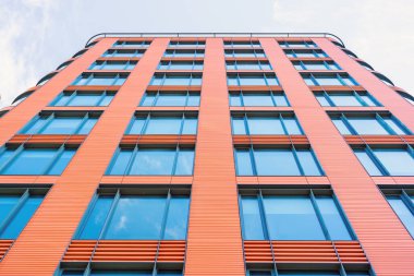 Moskova, Rusya, 22 Haziran 2020. Modern bina, aşağıdan manzara. Modern kentte mimarlık. Emlak satışı ve kiralama.