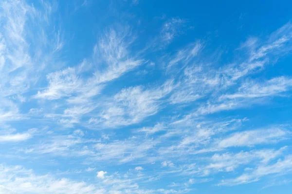 Białe Chmury Błękitnym Niebie Streszczenie Naturalnego Tła Zjawisko Atmosferyczne — Zdjęcie stockowe