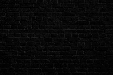 Siyah tuğla duvar. Çatı katı iç tasarımı. Ön cephenin siyah boyası.