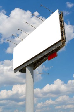 Parlak mavi gökyüzünün önündeki boş bir reklam panosunun dikey resmi. Reklamcılık kavramı