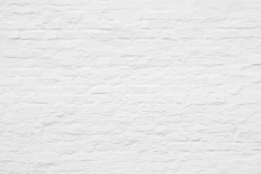 Renkli tuğla duvar dokusu. Çatı katı iç tasarımı. Ön cephede beyaz boya.