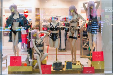 Moskova. - Rusya. 8 Haziran 2020. İç çamaşırlı şapşal. Gösteri iç çamaşırı mağazası.