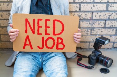 Moskova, Rusya, 29 Haziran 2020. Beyaz adam elinde posterle iş arıyor. Çalışmasız fotoğrafçı.