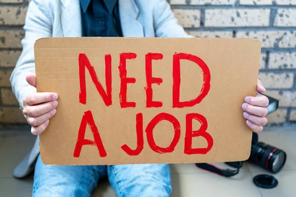 危機時の失業者 ホワイトマンは仕事を探してポスターを手に持っている 仕事のない写真家 — ストック写真