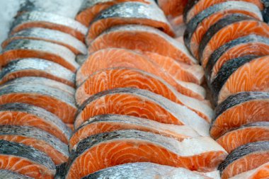 Deniz piyasasının arka planında soyut dilimlenmiş kırmızı somon balığı