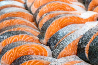 Deniz piyasasının arka planında soyut dilimlenmiş kırmızı somon balığı