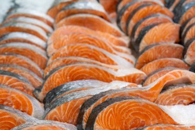 Deniz piyasasının arka planında soyut dilimlenmiş kırmızı somon balığı