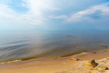 Deniz suyunun üzerindeki güzel bulut manzarası