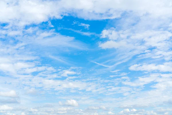 Bellissimo Paesaggio Nuvoloso Con Soffici Nuvole — Foto Stock