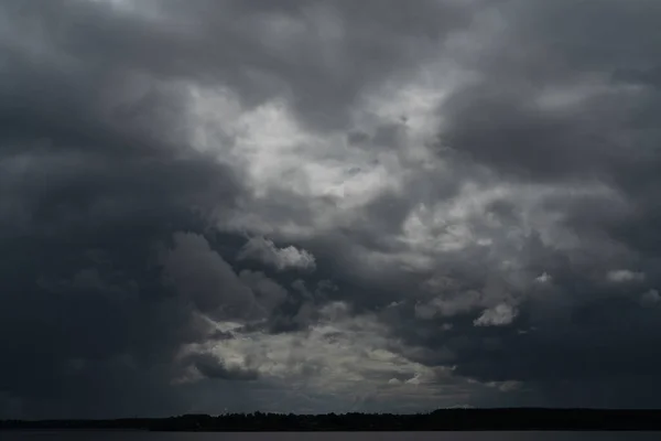 Прекрасний Хмарний Пейзаж Над Темною Водою — стокове фото