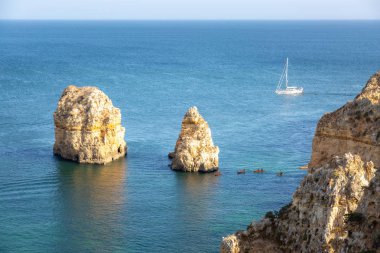 Algarve Sahil Şeridi, Portekiz, Avrupa. denizde kayalar ve kanolar