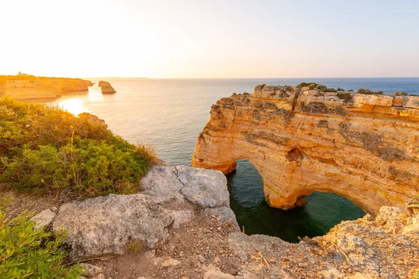 Algarvessa Portugalissa Praia Marinhassa Auringonnousun Aikaan Sydämen Muotoinen Kivi — kuvapankkivalokuva