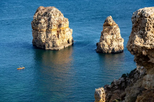 Algarven Rannikko Portugali Eurooppa Kiviä Meressä Kajakkeja — kuvapankkivalokuva