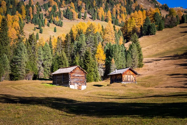 Paisaje otoñal en los Alpes Dolomitas, Trentino Alto Adigio, Italia . — Foto de Stock