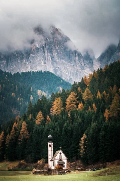 Syksyn maisema Dolomiittien Alpeilla, Trentino Alto Adige, Italia . — kuvapankkivalokuva