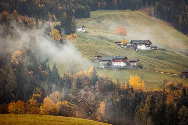 Paisaje otoñal en los Alpes Dolomitas, Trentino Alto Adigio, Italia . — Foto de Stock