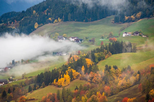 Paisagem de outono nos Alpes das Dolomitas, Trentino Alto Adige, Itália . — Fotografia de Stock