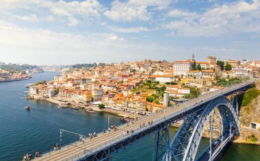 Porto, tarihi köprü ve şehir manzarası. Portekiz, Avrupa