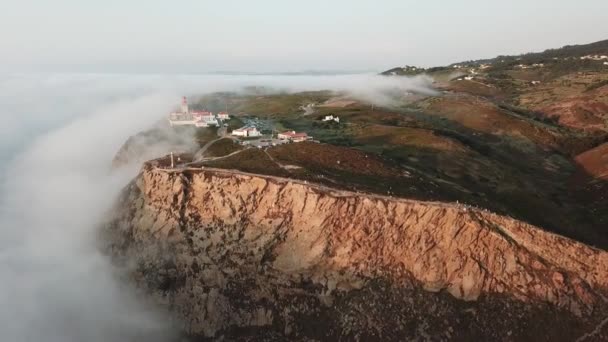 Yukarıdan Cabo da Roca, okyanusun üzerinden bulutlar, kuşların gözü — Stok video