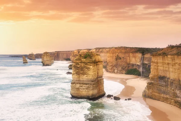 Great Ocean Roadilla. Kaksitoista apostolia kivet ja meri auringonlaskun aikaan. Victoria, Australia — kuvapankkivalokuva