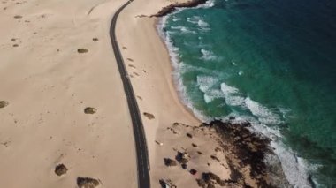 Corralejo kum tepelerinin, okyanusun ve manzaralı yolun üzerinde uçuyor. Kanarya Adaları