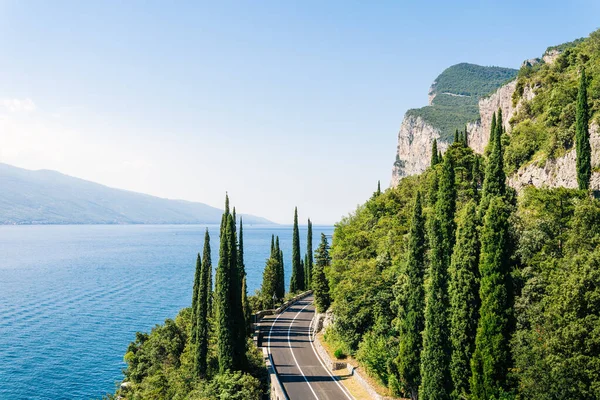 Della Forra road over blue lake Garda, Lombardia, Nord-Italia – stockfoto
