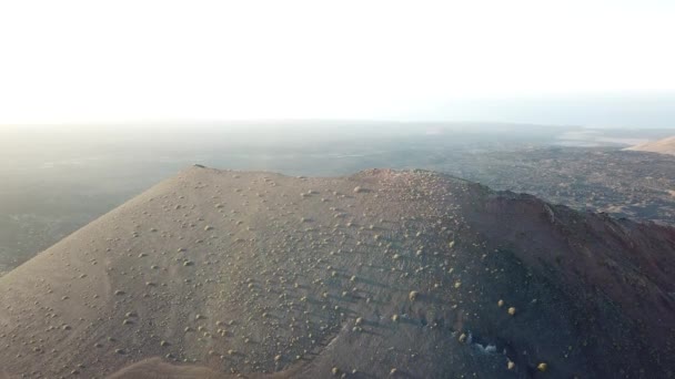 Krajobraz wulkaniczny w pobliżu Timanfaya, Lanzarote, Wyspy Kanaryjskie. Widok z lotu ptaka — Wideo stockowe