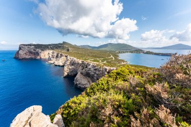 Capo Caccia, uçurumlar ve mavi deniz. Sardunya, İtalya