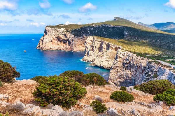 Jagen op Kaap, kliffen en blauwe zee. Sardinië, Italië — Stockfoto