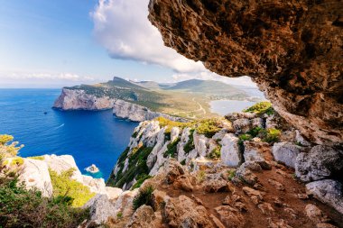 Av pelerini, uçurumlar ve mavi deniz. Sardunya, İtalya