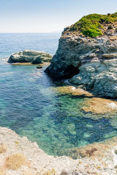 Paisagem marinha selvagem no caminho "Sentier des douaniers", em Cape Corse, Córsega Imagens De Bancos De Imagens Sem Royalties