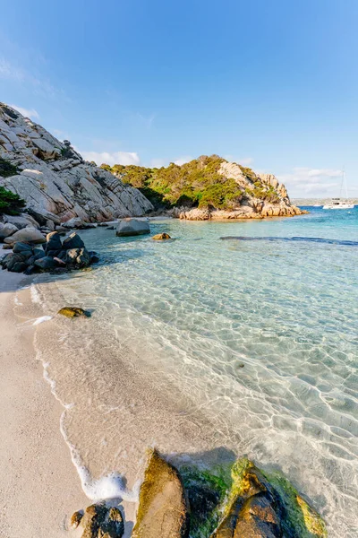 Cala Napoletana, อ่าวที่วิเศษในเกาะ Caprera, La Maddalena, Sardinia, อิตาลี — ภาพถ่ายสต็อก