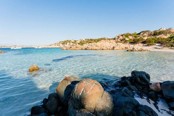 Cala Napoletana, maravilhosa baía em Caprera Island, La Maddalena, Sardenha, Itália — Fotografia de Stock