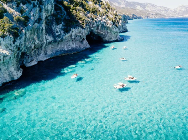 Cala Luna, litoral e cavernas com água do mar azul-turquesa, Golfo de Orosei, Sardenha — Fotografia de Stock