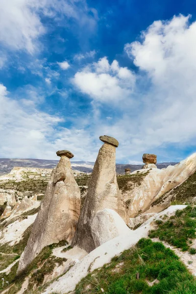 三个姐妹形成了岩层.土耳其安纳托利亚中部Cappadocia — 图库照片
