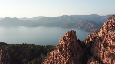 Piana Calanche, Batı Korsika, deniz tepeleri, gün batımında manzaralı yol..