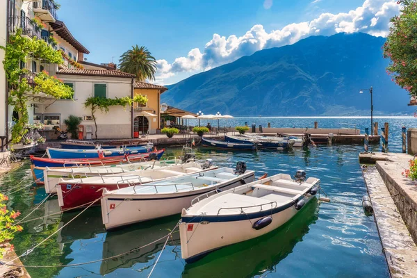 Limone, cidade em Garda Lake, Lombardia, Itália — Fotografia de Stock