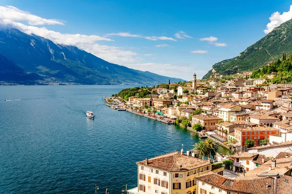 Limone, cidade em Garda Lake, Lombardia, Itália — Fotografia de Stock