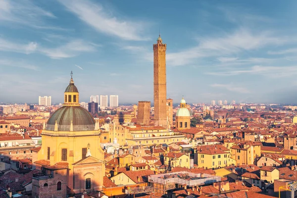 Bologna, városkép napnyugtakor, magas nézőpontból. Emilia Romagna vagyok — Stock Fotó