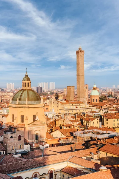 Bologna, stadsbild vid solnedgången från hög synpunkt. Mjölk och mjölkprodukter — Stockfoto