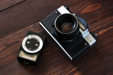 Eski kamera ve antika ışık metre kahverengi ahşap arka plan resmi